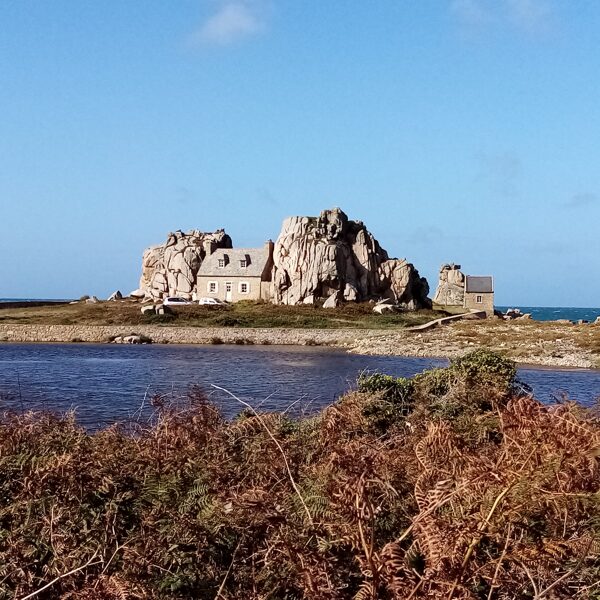 Plougrescant (35 km) : Castel Meur