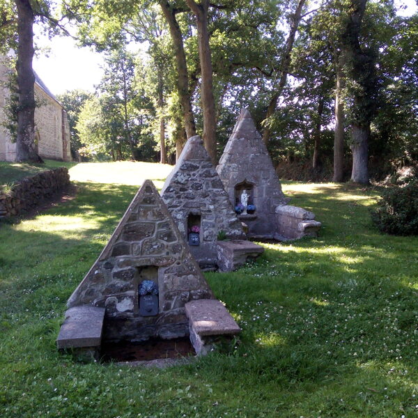 Saint-Clet (4 km) : Fontaines chapelle Notre-dame de Clérin