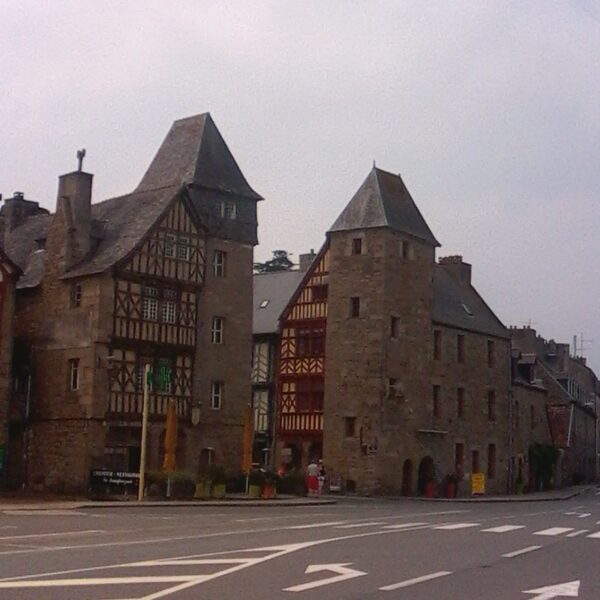 Tréguier (23 km) : tours d'armateurs