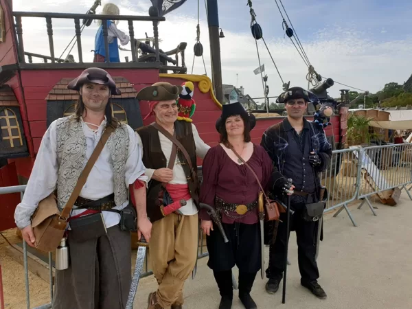 Binic (27 km) : festival Grain d'Pirate (La famille Joigneau)