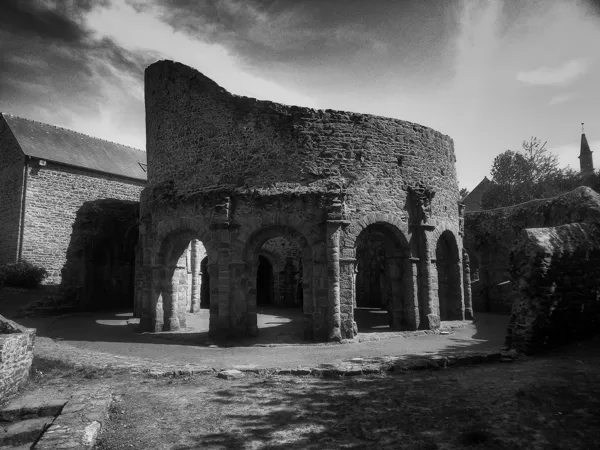 Lanleff (8 km) : temple