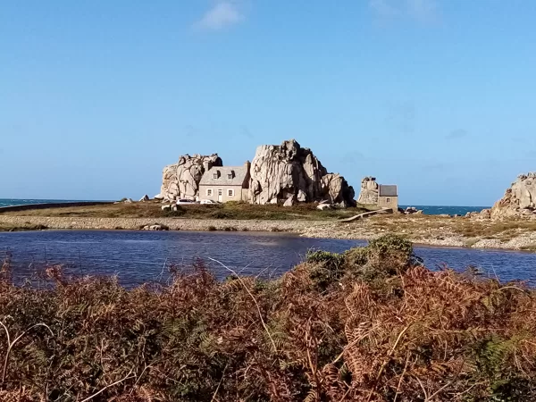 Plougrescant (35 km) : Castel Meur