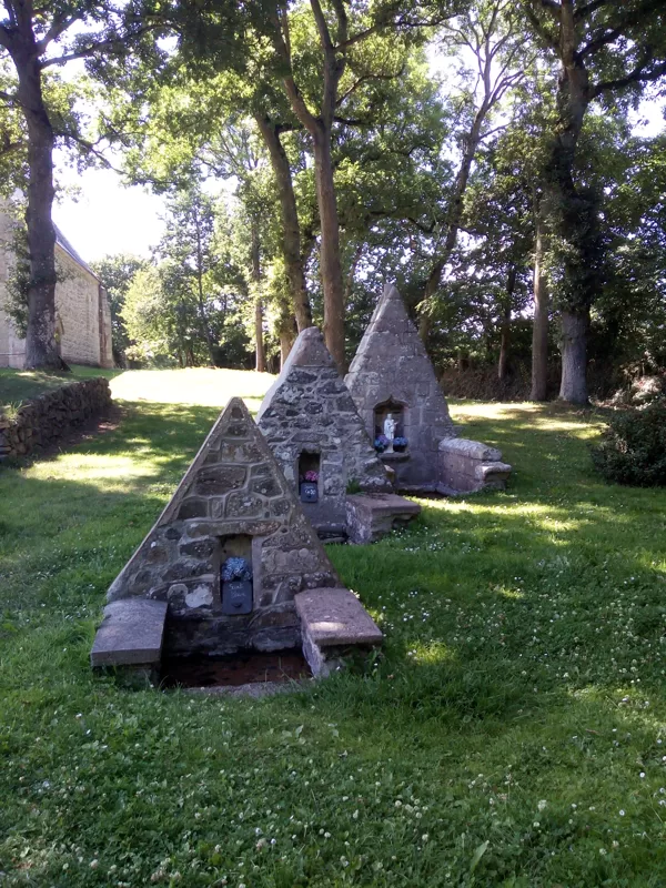 Saint-Clet (4 km) : Fontaines chapelle Notre-dame de Clérin