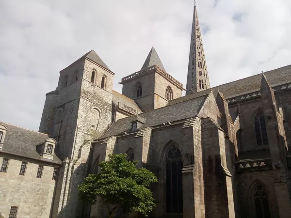 Tréguier (23 km) : cathédrale Saint-Tugdal